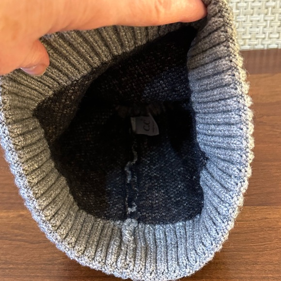 NWOT C.C Soft Gray Leopard Acrylic Faux Fur Pom Beanie OSFM - Picture 7 of 10